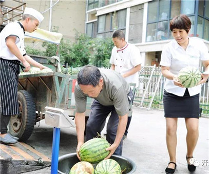 買下一整車西瓜，讓瓜農(nóng)早點(diǎn)回家